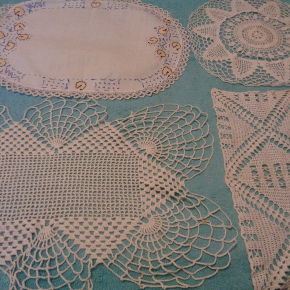 OLD MONEY 3 HAND CROCHETED VINTAGE DOLIES & 1 EMROIDERED VANITY RUNNER … - Picture 4 of 8